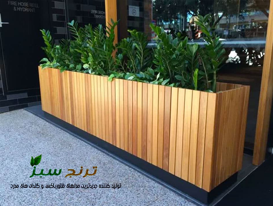 فلاورباکس چوب و فلز مدرن در مجتمع تجاری