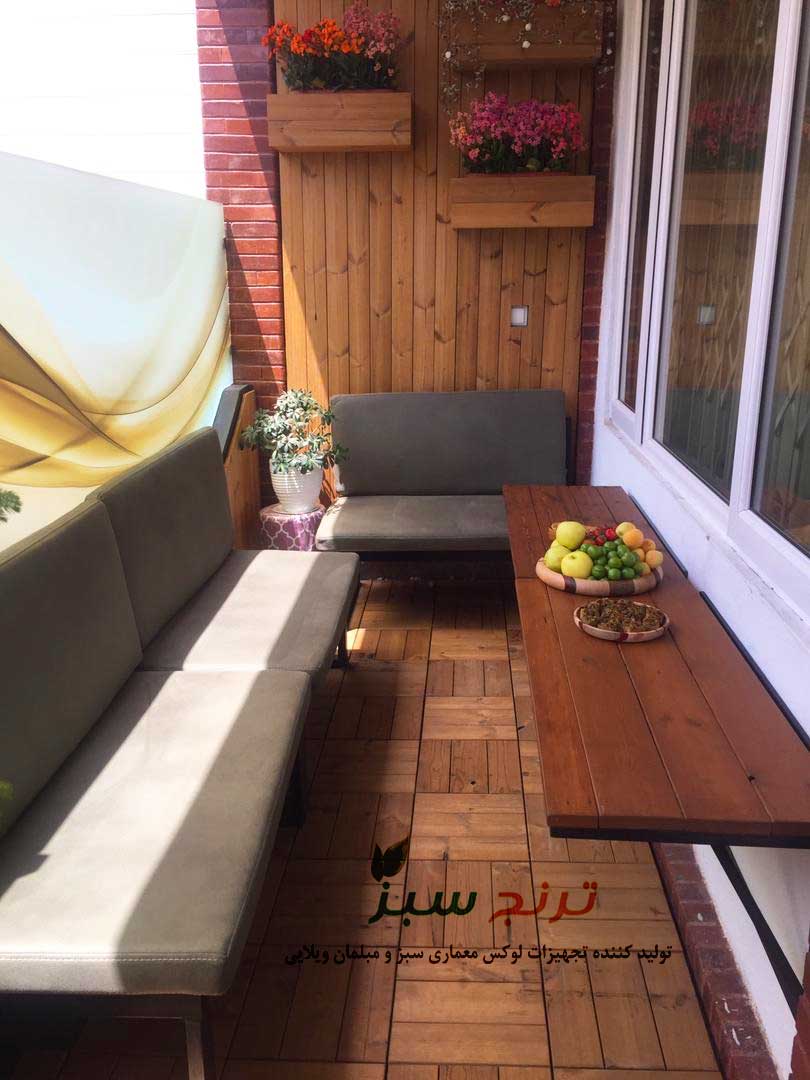 تراس سبز با میز بالکن و صندلی تاشو بالکن و میز تاشو دیواری با کف موزاییک چوبی در مشهد و تهران