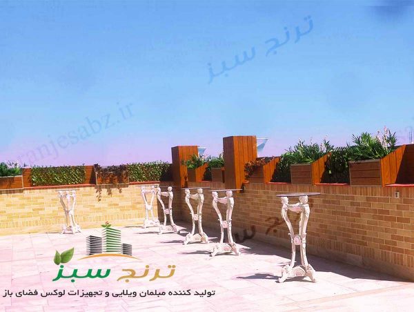 گلدان های چوبی نصب شده بر روی دیوار پیرامونی بام سبز پروژه باغ تالار هتل قصر مینو در مشهد