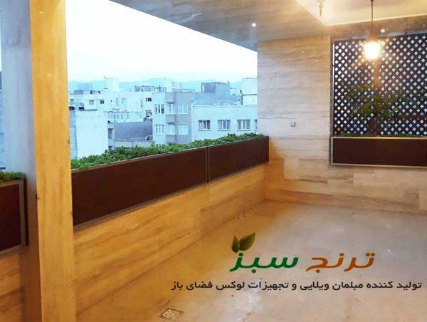 بالکن منزل آپارتمانی کوچک در مشهد که با گلدان های چوبی تزئین و چیدمان شده است.