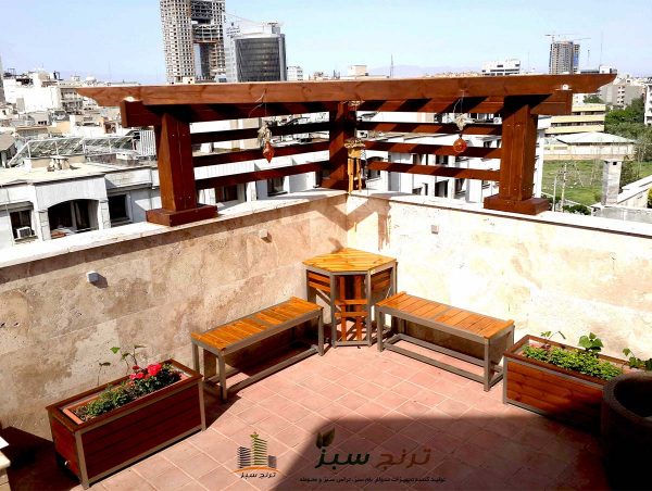 گلدان چوبی ترموود و نیمکت و میز و صندلی ترموود در روفگاردن مسکونی در مشهد