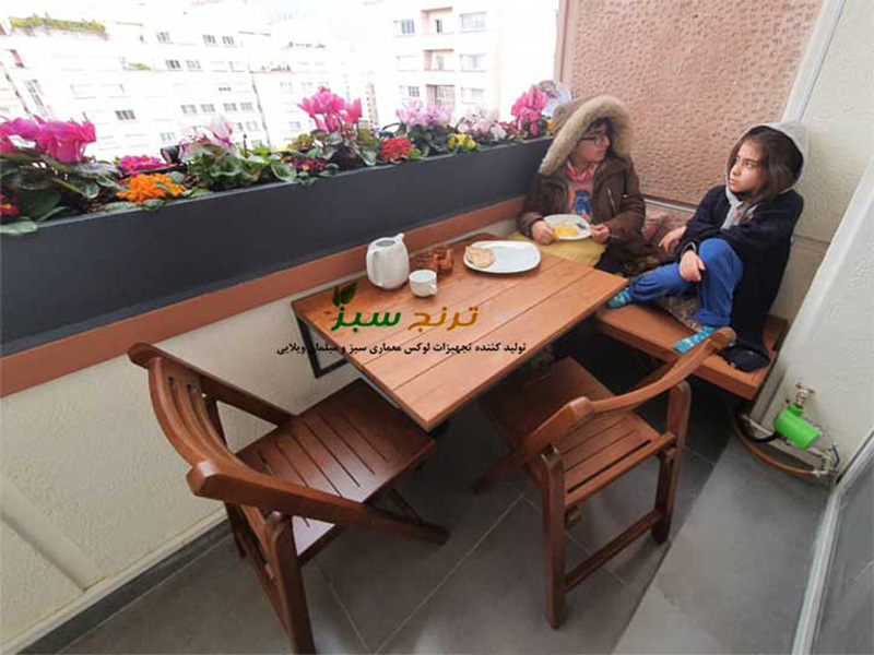 تراس سبز اجرا شده در تهران شامل میز دیواری تاشو و صندلی تاشو و میز بالکن تاشو دیواری 60 در 80