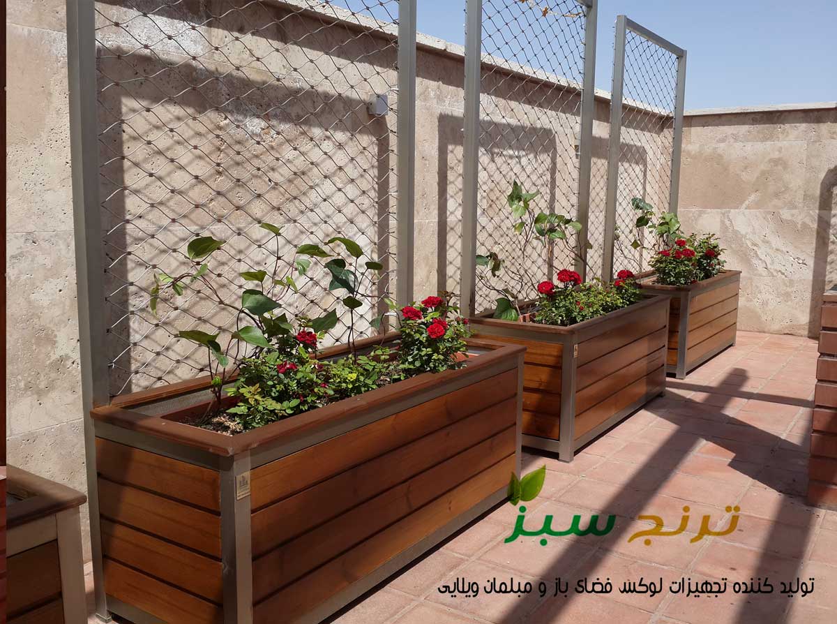 اجرای باغ بام با گلدان های چوبی فلاورباکس و دیوار سبز
