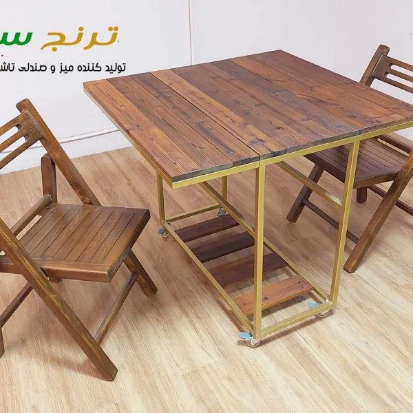 ست دو نفره تاشو چوبی با میز چرخدار که صندلی ها پس از جمع شدن ، داخل میز قرار میگیرند. میز صندلی تاشو دو نفره چرخدار، میز و صندلی تاشو دو نفره، میز صندلی تاشو، میز تاشو، میز وصندلی کمجا،