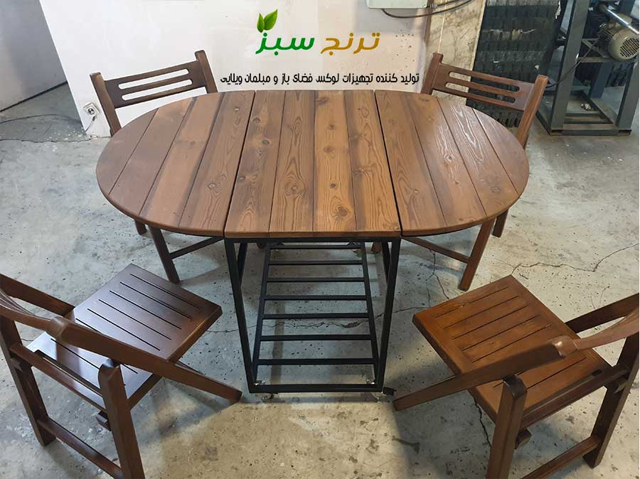 ست میز و صندلی تاشو چرخدار 4 نفره کمجا که صندلی های چوبی پس از جمع شدن در داخل میز قرار میگیرند