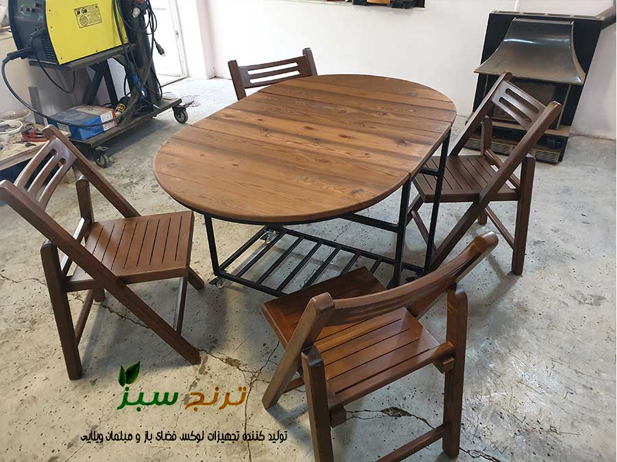 ست میز و صندلی تاشو چرخدار 4 نفره کمجا که صندلی های چوبی پس از جمع شدن در داخل میز قرار میگیرند
