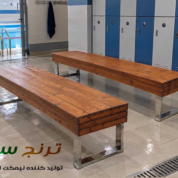 نیمکت استیل و چوب ترموود در رختکن استخر