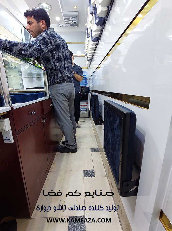 folding-chair-for-jewelry-store صندلی تاشو مناسب برای فروشندگان و مغازه داران با فضای محدود و کوچک