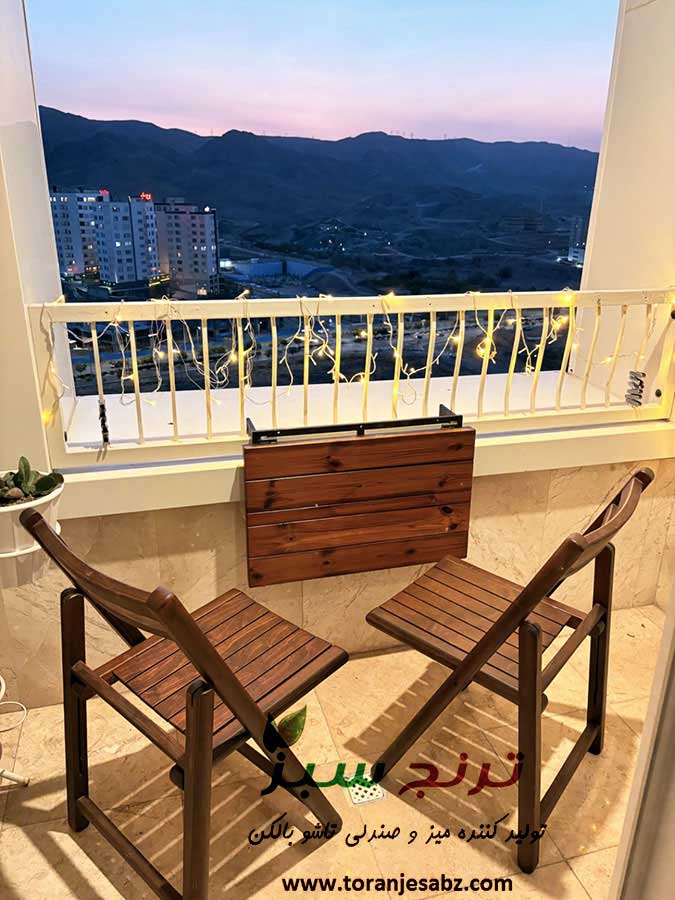 small-balcony-in-mashhad صندلی های تاشو چوبی در بالکن کوچک آپارتمانی در مشهد