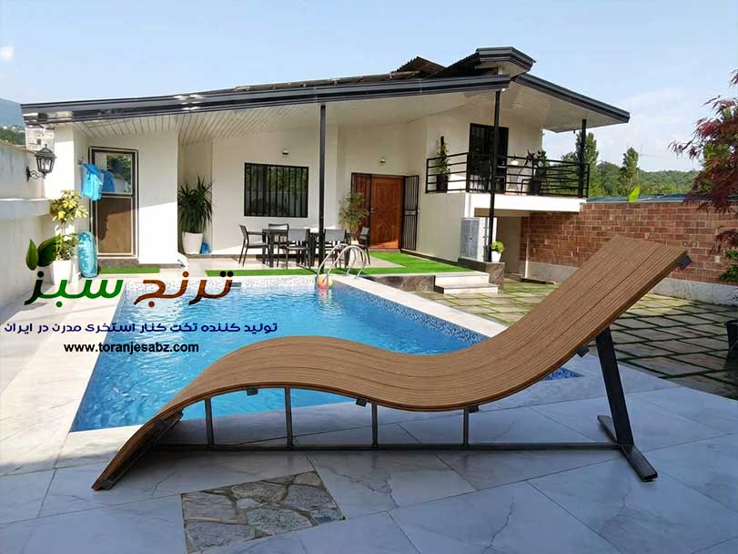 تخت استخری قوسی شکل در کنار استخری در ویلا